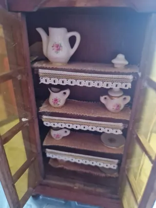 Armario de madera para casa de muñecas