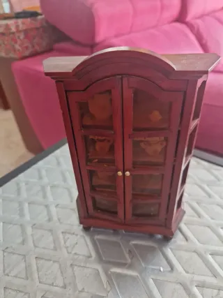 Armario de madera para casa de muñecas