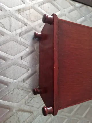 Armario de madera para casa de muñecas