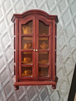 Armario de madera para casa de muñecas