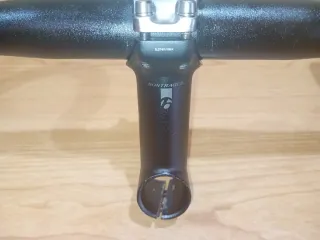 Manillar y potencia carretera Bontrager.