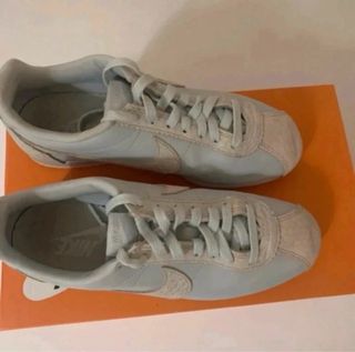 Nike Cortez Grises con detalles en logo y grises