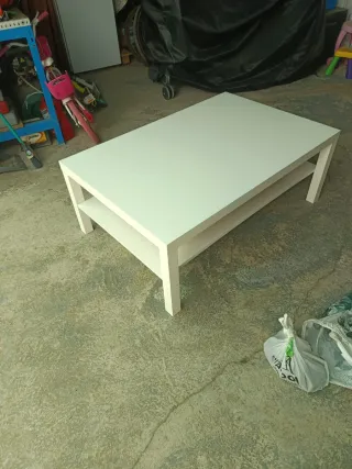 Mesa de centro blanca con estante