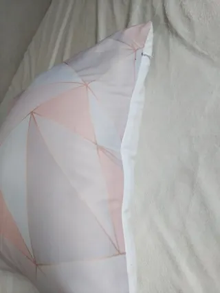 Funda de almohada geométrica rosa y blanca