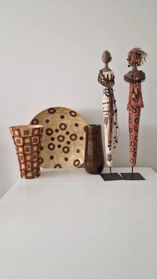 Decoración étnica: figuras y jarrones de banak.