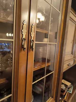Mueble de salón de madera y cristal