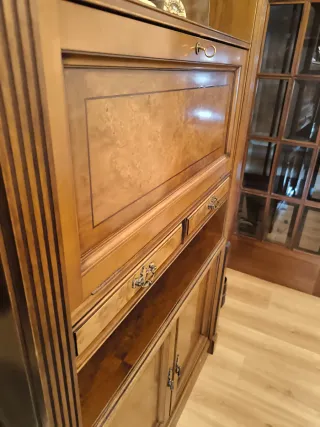 Mueble de salón de madera y cristal
