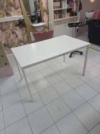 Mesa. Largo 125 cm Ancho 75 cm Alto 73 cm