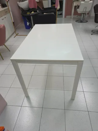 Mesa. Largo 125 cm Ancho 75 cm Alto 73 cm