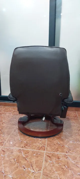 Sillón reclinable y reposapiés con masajesador
