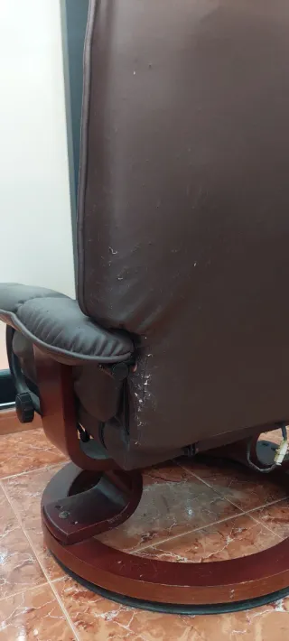 Sillón reclinable y reposapiés con masajesador