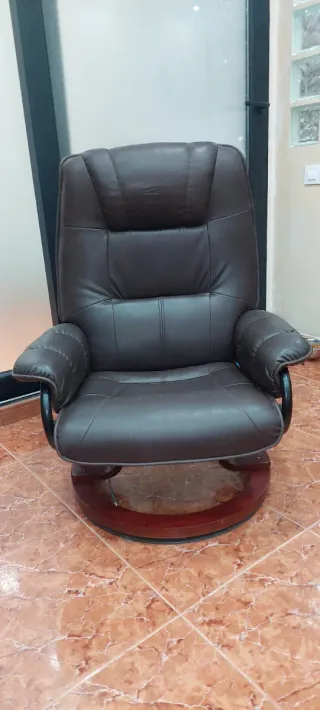 Sillón reclinable y reposapiés con masajesador