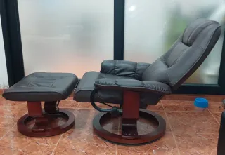 Sillón reclinable y reposapiés con masajesador