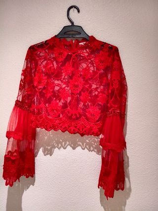 Blusa roja de encaje