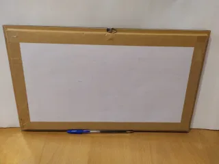 Marco con polilla gigante y mariposas