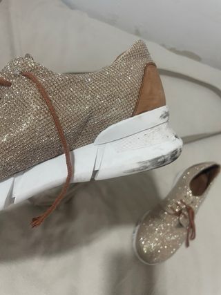 Zapatillas doradas con cordones y piel