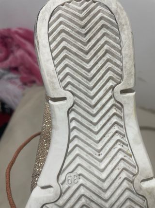 Zapatillas doradas con cordones y piel