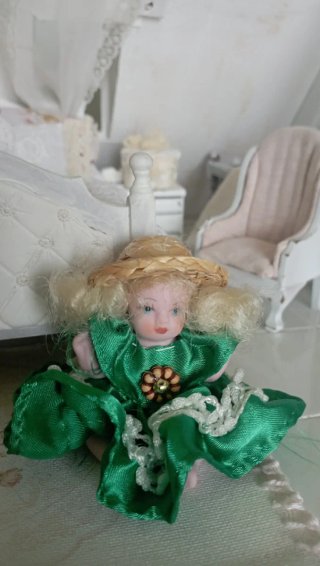 Mini Bambolina Porcellana Seduta (Verde)