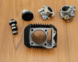 Honda MSX 186cc competición blanca y dorada.