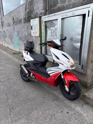 Yamaha Aerox Roja y Blanca