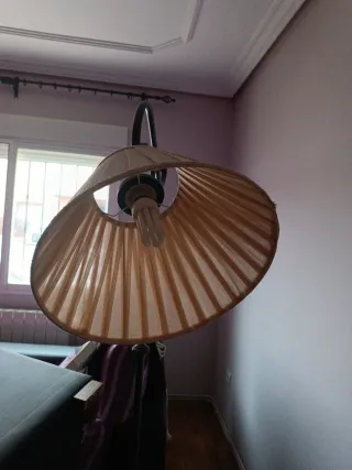 Lámpara de pie beige y negra