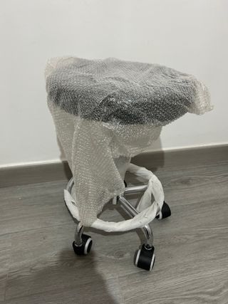 Se vende taburete rodable consultas médicas.