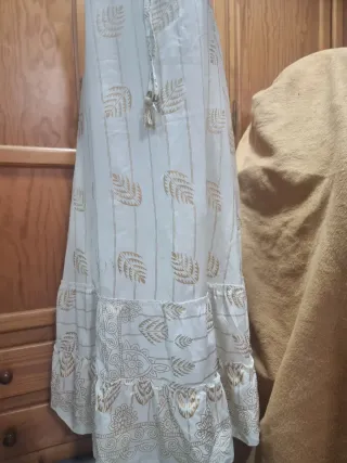 Vestido largo blanco y dorado con estampado