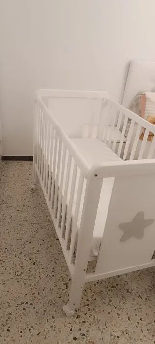 Cuna bebé blanca con estrella