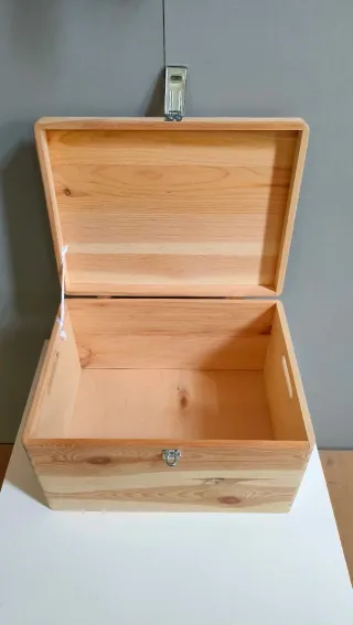 Caja de madera maciza con asas y cierre