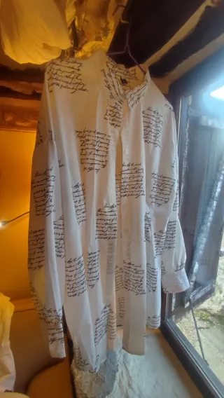 Camisa blanca con estampado de texto