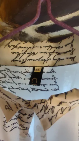 Camisa blanca con estampado de texto