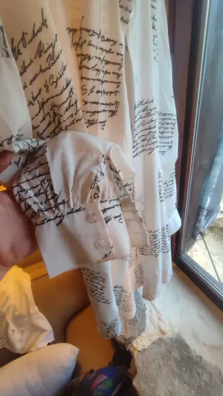 Camisa blanca con estampado de texto