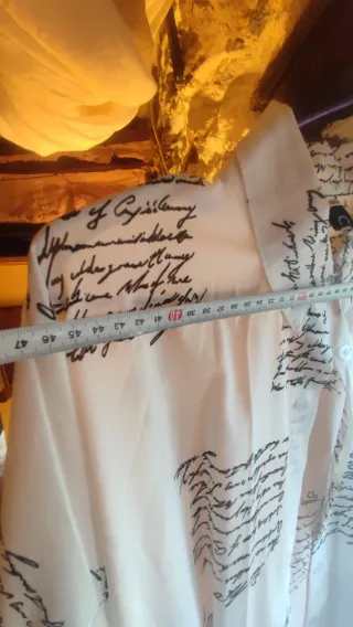 Camisa blanca con estampado de texto