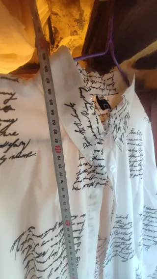 Camisa blanca con estampado de texto
