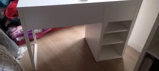 Mesa de estudio blanca