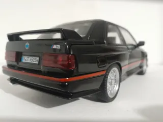 BMW E30 M3 Negro ESCALA 1/24