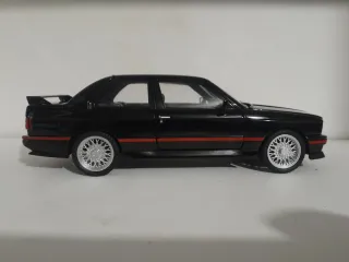 BMW E30 M3 Negro ESCALA 1/24