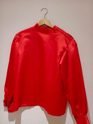 Blusa roja satinada