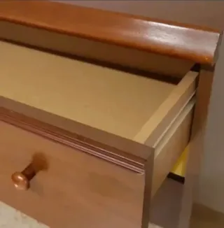 Mueble de madera marrón