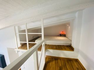 Se alquila habitación tipo loft con baño y cocina