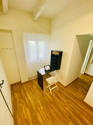 Se alquila habitación tipo loft con baño y cocina