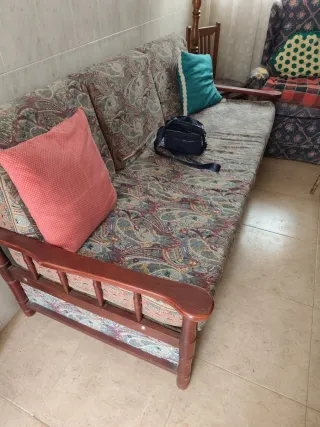 Mesa y sillas de madera y tela