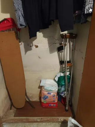 Mesa y sillas de madera y tela