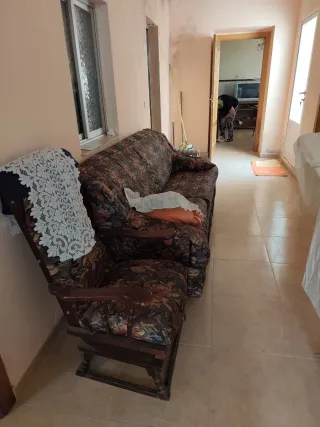 Mesa y sillas de madera y tela