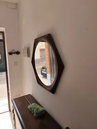 Mesa y sillas de madera y tela