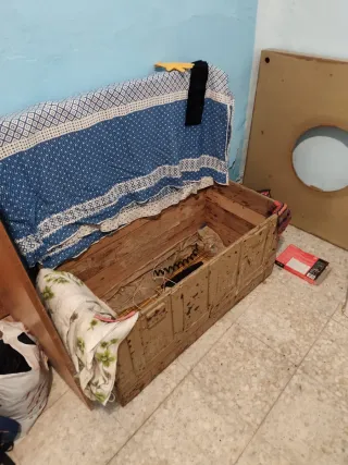 Mesa y sillas de madera y tela