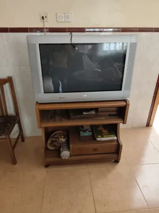 Mesa y sillas de madera y tela
