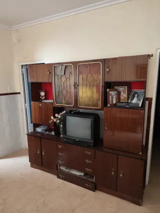 Mesa y sillas de madera y tela