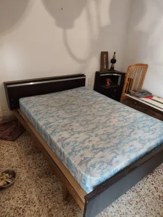 Mesa y sillas de madera y tela