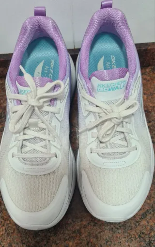 Skechers blancas y lilas, casi nuevas
